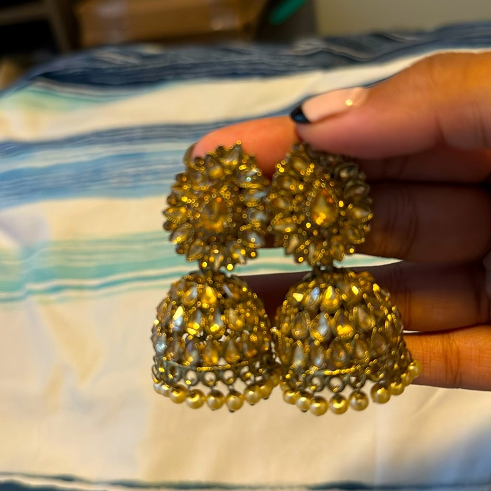 This is beautiful earrings pairing with traditional dresses..